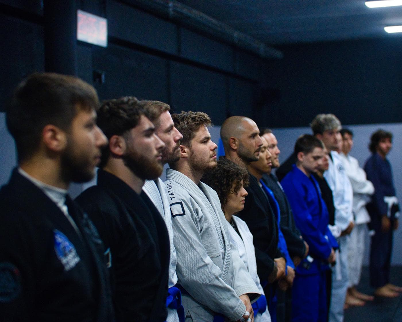 Une rangée de pratiquants du VKG Lagny 77 sur le tatami